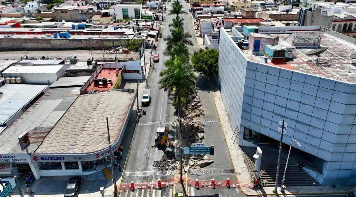 Trabajos de rehabilitación en la avenida Jacarandas de Tepic, Nayarit.