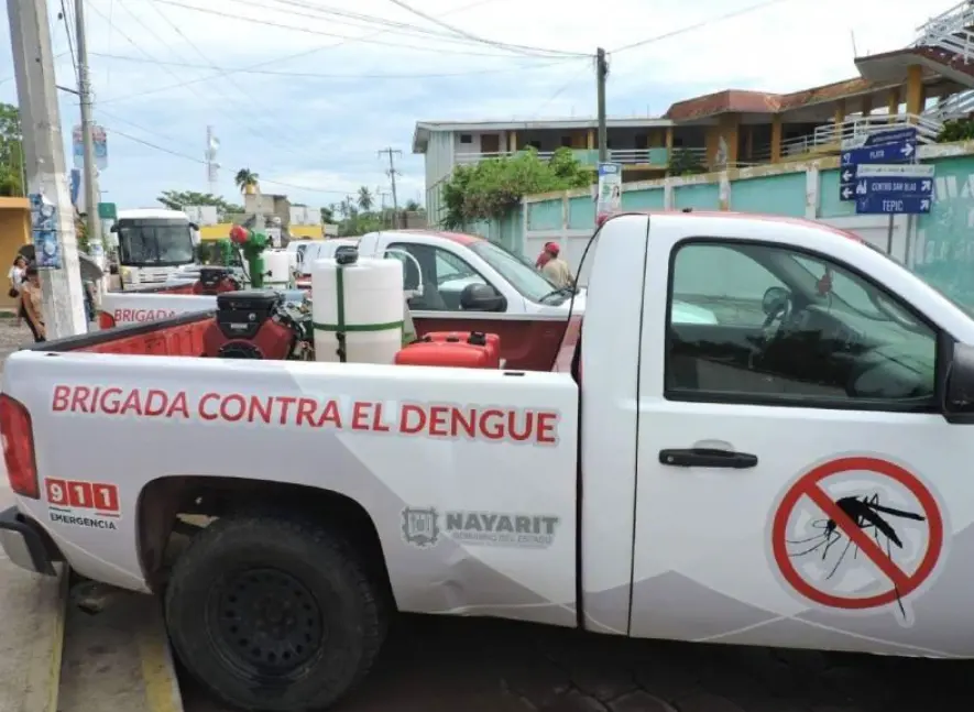 Personal médico realiza recorridos preventivos en Ahuacatlán tras las lluvias.