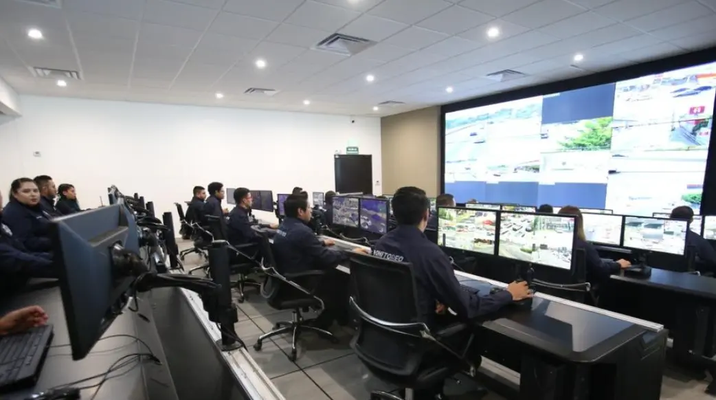 Centro de monitoreo del C4 de Monterrey durante visita de representantes de Arabia Saudita.