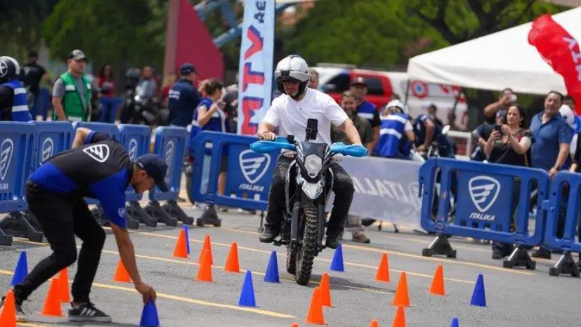 Motociclistas circulando por calles de Monterrey durante una jornada de capacitación vial.