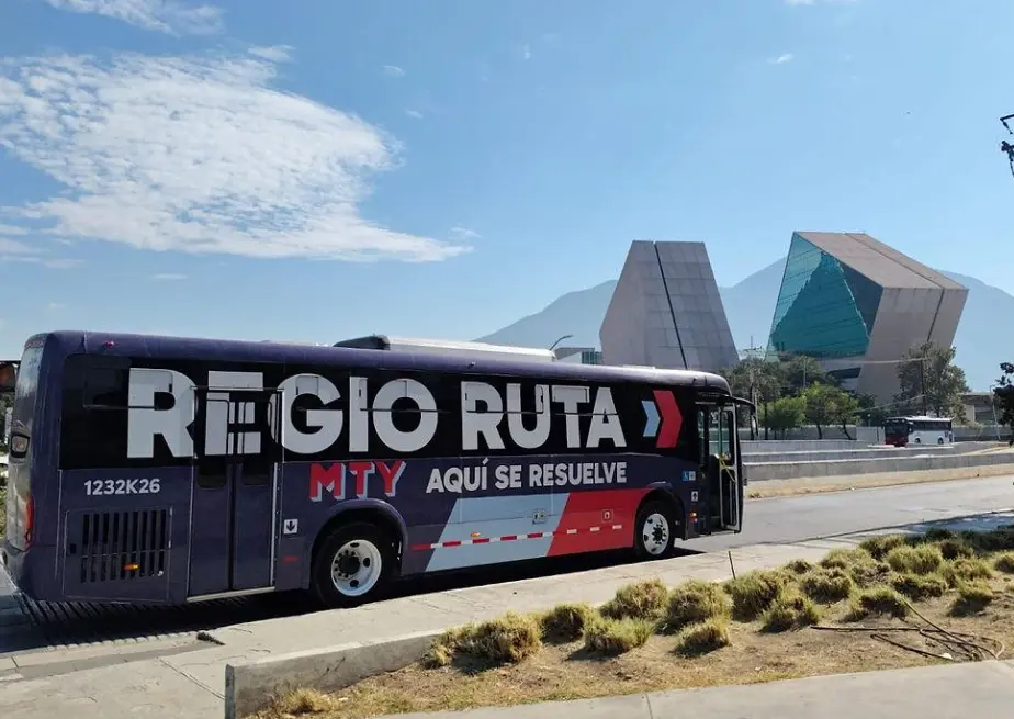 Unidad de transporte público Regio Ruta circulando por calles de Monterrey.