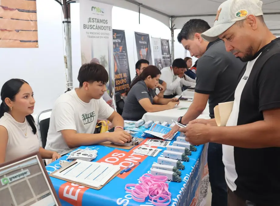 Personas buscando oportunidades laborales durante una feria de empleo en Monterrey.