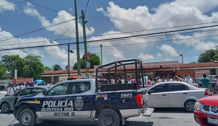 : Agentes de Tránsito de Monterrey apoyan la circulación vehicular durante el regreso a clases.