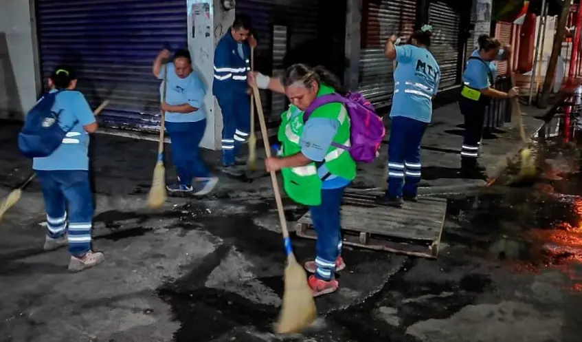 Trabajadores de Servicios Públicos realizan labores nocturnas de limpieza en el sector del Mesón Estrella, en el Centro de Monterrey.