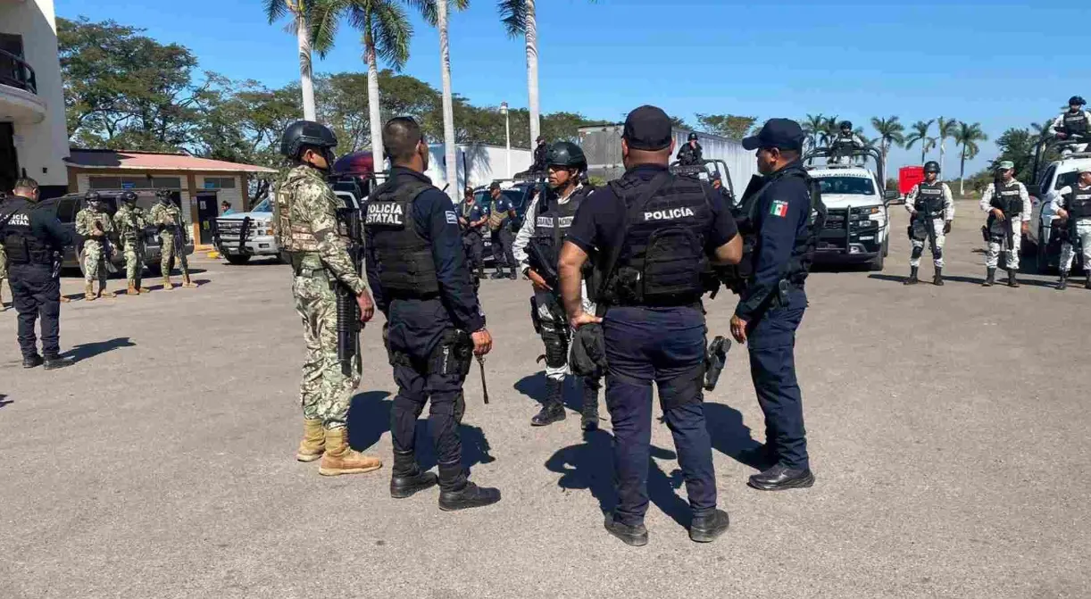 Elementos de seguridad durante un operativo de vigilancia en Nayarit.