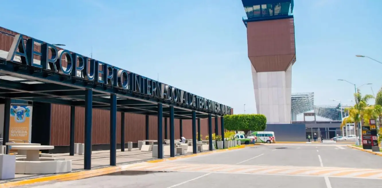 Autoridades refuerzan la vigilancia sanitaria en el Aeropuerto Internacional Tepic-Riviera Nayarit.