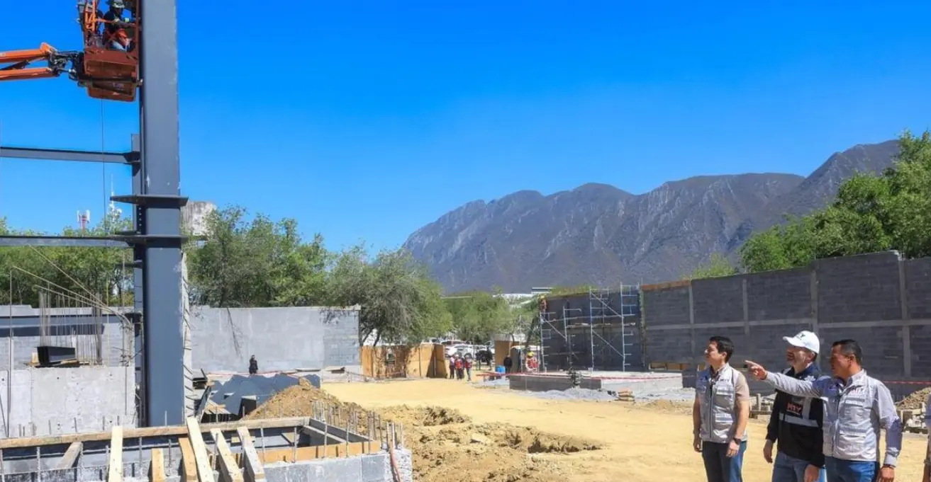 Autoridades supervisan obras de infraestructura vial y seguridad al sur de Monterrey.