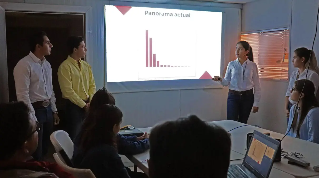 Estudiantes universitarios de Nayarit presentando proyectos de innovación social y tecnológica.